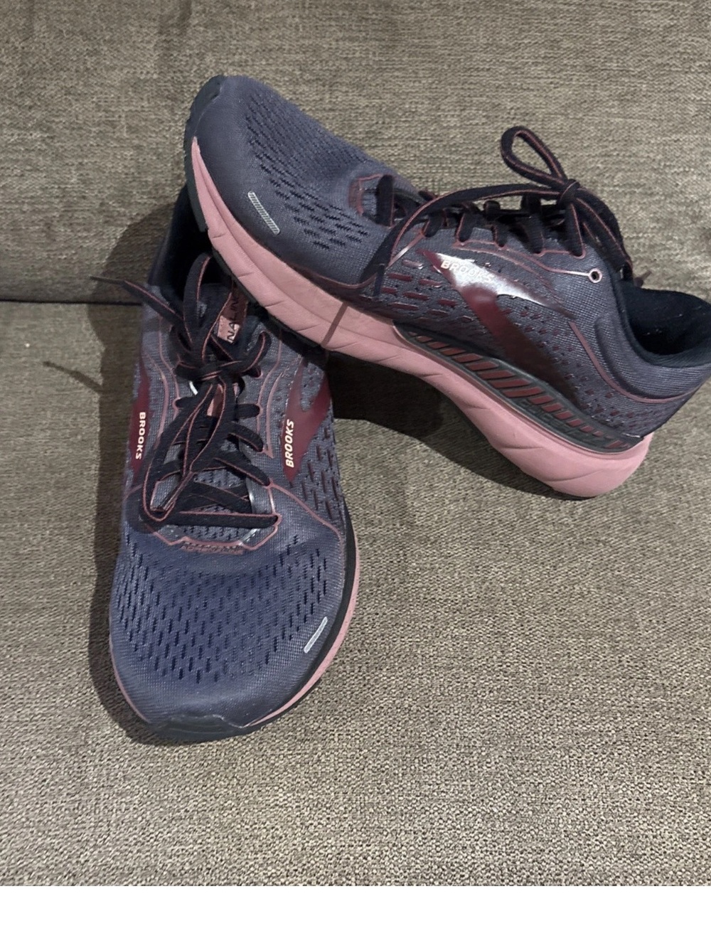 Women’s Brooks Adrenaline GTS 21 Running Shoes - Size 9D Wide
